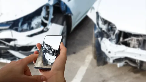 Auto rozbite daleko od domu – zezłomować czy sprowadzać?