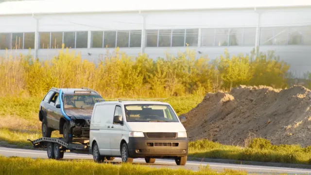 Odbiór wraku lawetą z parkingu i autostrady – poradnik